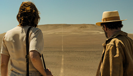 Devrim Lingnau Islamoğlu, Guillaume Gallienne (v.l.n.r.) in "Maria Reiche: Das Geheimnis der Nazca-Linien" (2025)