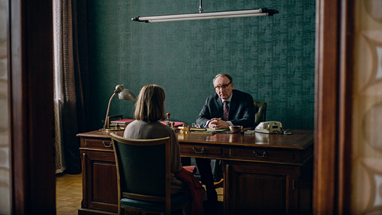 Elise Krieps, Rainer Bock (v.l.n.r.) in "Karla" (2025)