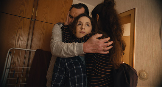 Catrin Striebeck, Lou Strenger, Markus John (v.v.n.h.) in "Seid einfach, wie ihr seid" (2022)