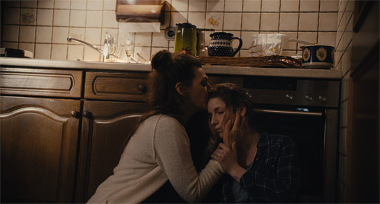 Catrin Striebeck, Lou Strenger (v.l.n.r.) in "Seid einfach, wie ihr seid" (2022)