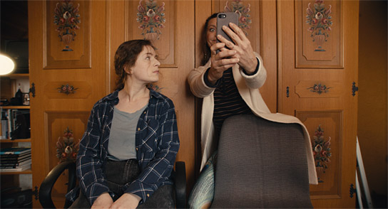 Lou Strenger, Catrin Striebeck (v.l.n.r.) in "Seid einfach, wie ihr seid" (2022)