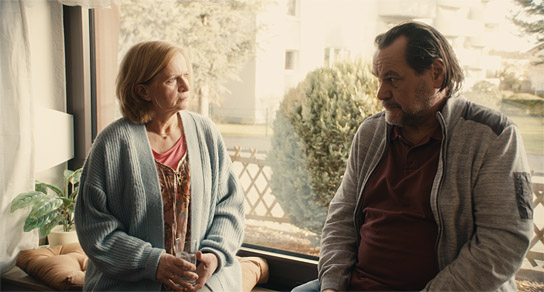 Johanna Gastdorf, Markus John (v.l.n.r.) in "Seid einfach, wie ihr seid" (2022)