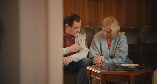 Markus John, Johanna Gastdorf (v.l.n.r.) in "Seid einfach, wie ihr seid" (2022)