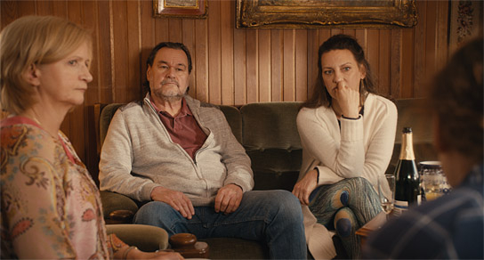 Johanna Gastdorf, Markus John, Catrin Striebeck (v.l.n.r.) in "Seid einfach, wie ihr seid" (2022)