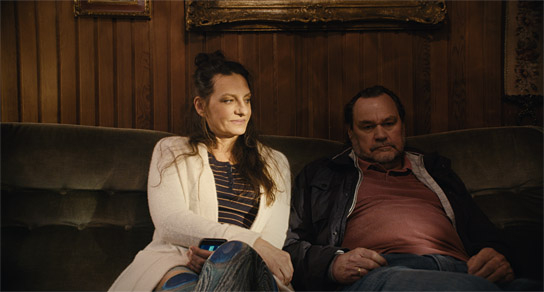 Catrin Striebeck, Markus John (v.l.n.r.) in "Seid einfach, wie ihr seid" (2022)