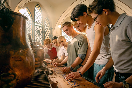 Emilia Maier, Purnima Grätz, Emilia Pieske, Luis Vorbach, Leonard Conrads, Loris Sichrovsky, Thilo Fridolin Matthes (v.l.n.r.) in "Die Schule der magischen Tiere 4" (2025)