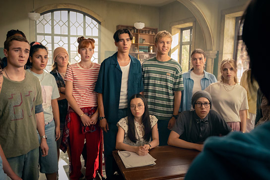 Luis Vorbach (links), Jakob Weingärtner, Emilia Maier, Loris Sichrovsky, Leonard Conrads, Phillis Lara Lau, Emilia Pieske (3.-8.), Purnima Grätz, Thilo Fridolin Matthes (sitzend v.l.) in "Die Schule der magischen Tiere 4" (2025)