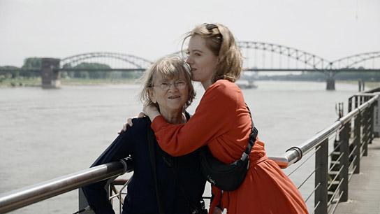 Ingrid Bahß, Anna Bahß (v.l.n.r.) in "Anna & Oma" (2025)