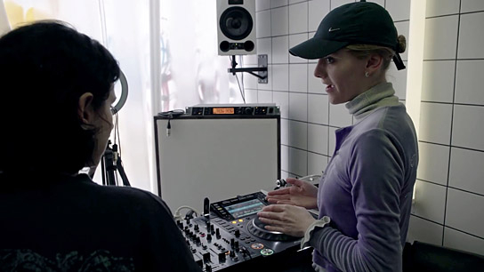 Anna Bahß (rechts) in "Anna & Oma" (2025)