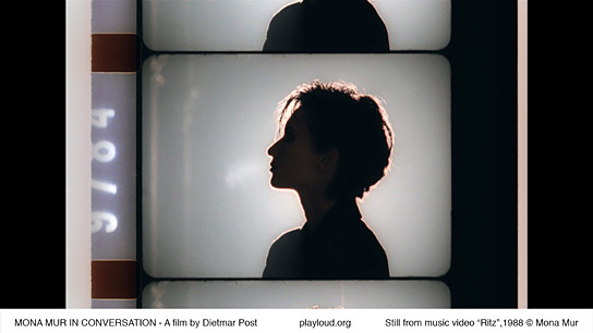 Still aus dem Musikvideo "Ritz", 1988 ("Mona Mur im Gespräch", 2024)