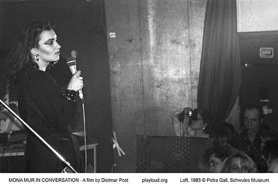 Mona Mur bei einem Loft Special am Nollendorfplatz in Berlin am 9. März 1985 ("Mona Mur im Gespräch", 2024)