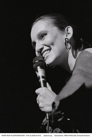 Mona Mur bei einem Konzert in der Schaubühne am Lehniner Platz, Berlin am 26. Oktober 1984 ("Mona Mur im Gespräch", 2024)