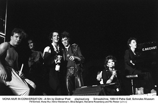 FM Einheit, Mona Mur, Nikko Weidemann, Blixa Bargeld, Marianne Rosenberg, Rio Reiser (v.l.n.r.) bei einem Konzert in der Schaubühne am Lehniner Platz, Berlin am 26. Oktober 1984 ("Mona Mur im Gespräch", 2024)