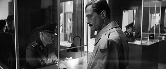 August Diehl (Mitte) in "Das Verschwinden des Josef Mengele" (2025)