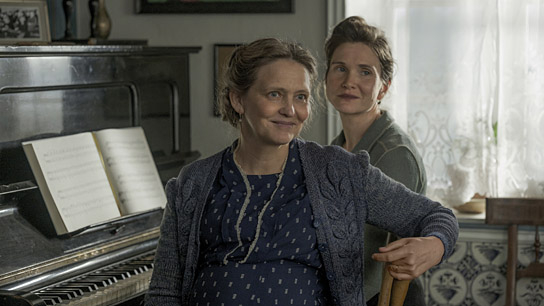 Laura Tonke, Lisa Hagmeister (v.l.n.r.) in "Amrum" (2025)