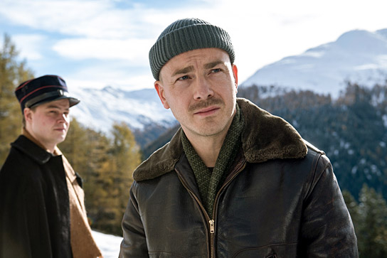 Albrecht Schuch (vorne) in "Stiller" (2025)