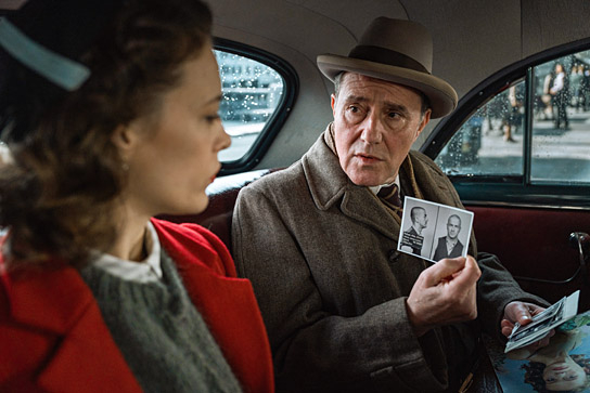 Paula Beer, Stefan Kurt (v.l.n.r.) in "Stiller" (2025)