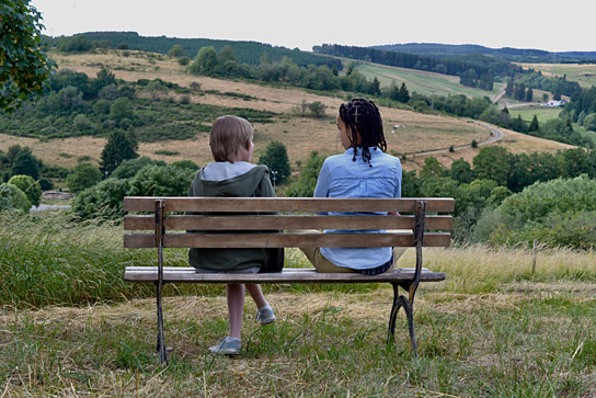 Jonathan Köhn, Cheyenne Aaliyah Roth (v.l.n.r.) in "Ab morgen bin ich mutig" (2025)