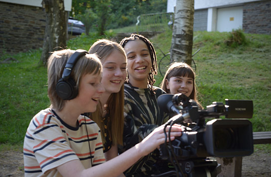 Jonathan Köhn (links), Anna Bahners (2.v.l.), Cheyenne Aaliyah Roth (2.v.r.) in "Ab morgen bin ich mutig" (2025)