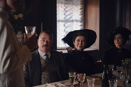 Peter Kurth (2.v.l.), Sandra Korzeniak (2.v.r.) in "Franz K." (2025)