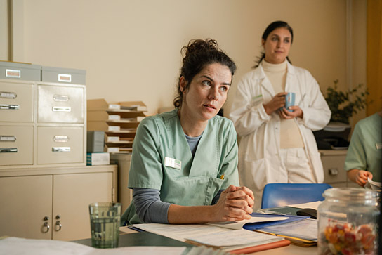 Nora Tschirner (links) in "No Hit Wonder" (2025)