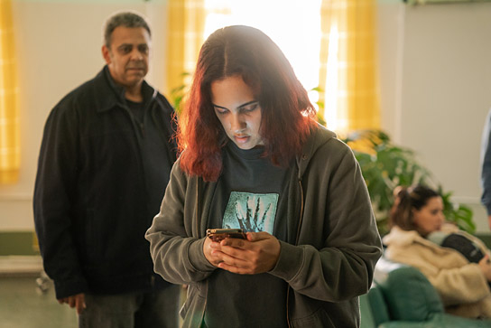 Falilou Seck (links), Jerusha Wahlen (Mitte) in "No Hit Wonder" (2025)