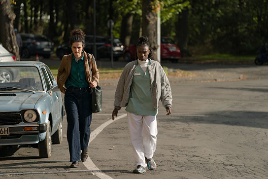 Nora Tschirner, Lorna Ishema (v.l.n.r.) in "No Hit Wonder" (2025)