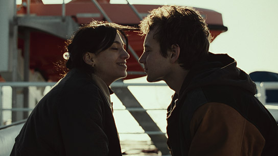Zeynep Bozbay, Leonard Scheicher (v.l.n.r.) in "Bubbles" (2025)