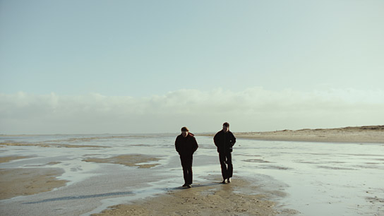 Johannes Nussbaum, Leonard Scheicher (v.l.n.r.) in "Bubbles" (2025)