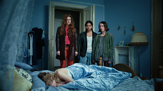  Lea Drinda (vorne), Sonja Weisser, Safinaz Sattar, Zoe Stein (hinten v.l.n.r.) in "Danke für Nichts" (2025)
