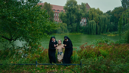  Lea Drinda (Mitte) in "Danke für Nichts" (2025)