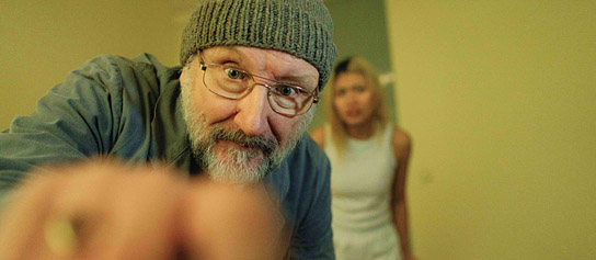 Rainer Bock, Nhung Hong (v.l.n.r.) in "Zweigstelle" (2025)