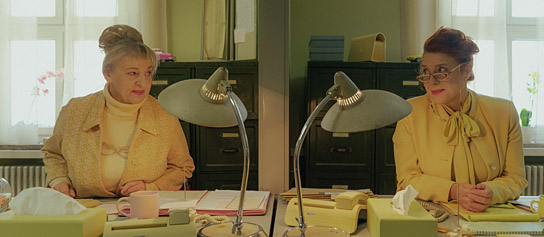 Johanna Bittenbinder, Luise Kinseher (v.l.n.r.) in "Zweigstelle" (2025)