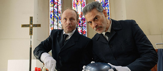 Florian Brückner, Rick Kavanian (v.l.n.r.) in "Zweigstelle" (2025)