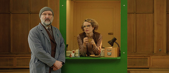 Rainer Bock, Sina Wilke (v.l.n.r.) in "Zweigstelle" (2025)