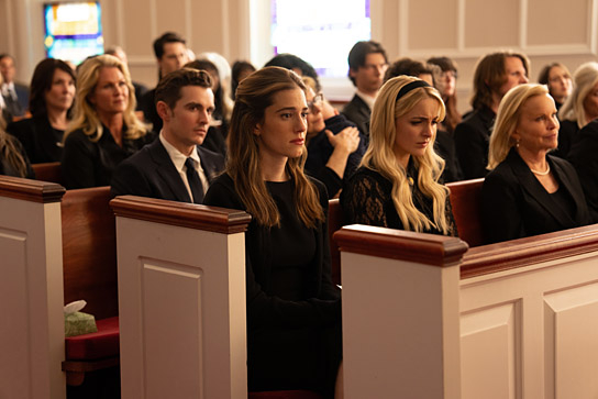 Dave Franco (3.v.l.), Allison Williams (vorne Mitte), Mckenna Grace (vorne 2.v.r.) in "All das Ungesagte zwischen uns - Regretting You" (2025)