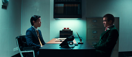 Colin Farrell (rechts) in "Ballad of a Small Player" (2025)