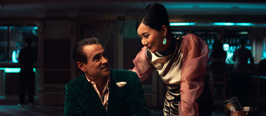 Colin Farrell, Fala Chen (v.l.n.r.) in "Ballad of a Small Player" (2025)