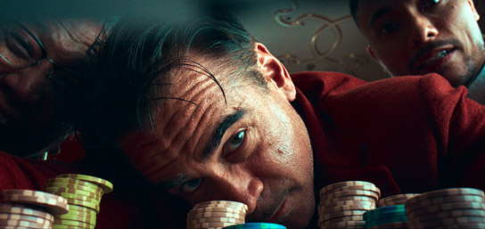 Colin Farrell (vorne) in "Ballad of a Small Player" (2025)