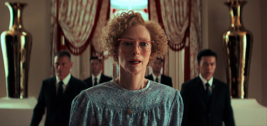 Tilda Swinton (vorne) in "Ballad of a Small Player" (2025)