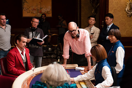 Colin Farrell (links sitzend), Edward Berger (5.v.r.) bei den Dreharbeiten zu "Ballad of a Small Player" (2025)