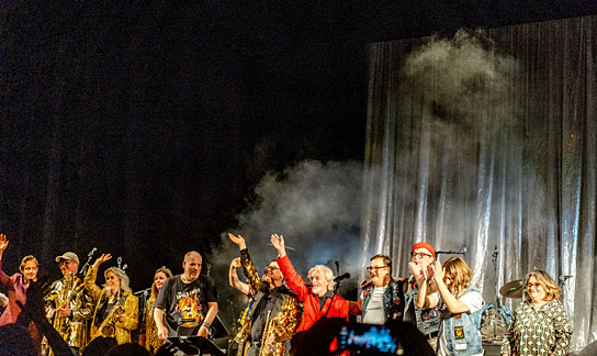 Carsten "Erobique" Meyer (4.v.r.), Jacques Palminger (3.v.r.) in "Songs for Joy - Der Film zur Musik" (2025)