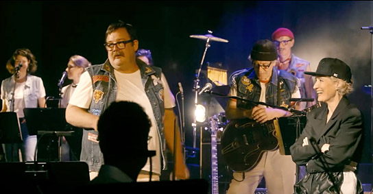  Carsten "Erobique" Meyer (vorne links), Jacques Palminger (2.v.r.), Yvon Jansen (rechts) in "Songs for Joy - Der Film zur Musik" (2025)