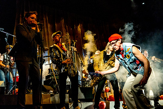 Jacques Palminger (vorne rechts) in "Songs for Joy - Der Film zur Musik" (2025)