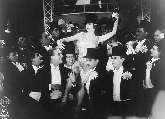 Willy Fritsch (vorne 3.v.l.), Lilian Harvey (oben Mitte) in "Die keusche Susanne" (1926)