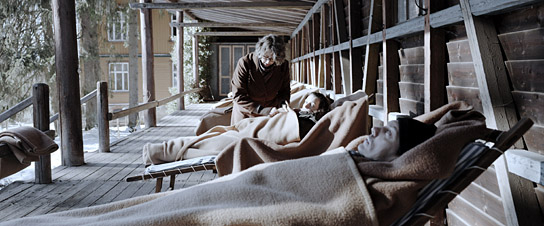 Birgit Unterweger (Mitte), Rafael Stachowiak (vorne) in "Formen moderner Erschöpfung" (2024)