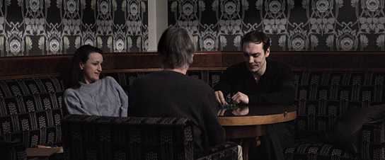 Birgit Unterweger (links), Rafael Stachowiak (rechts) in "Formen moderner Erschöpfung" (2024)