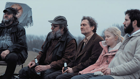 Christian Rudolf, Stefan Lampadius, Jörn Hentschel, Inga Beening, Friedrich Bochröder (v.l.n.r.) in "Ohne Wahrheit" (2024)