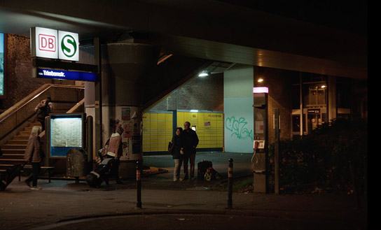 Emilia Pisano (Mitte links), Francesco Scarpelli (Mitte rechts) in "Così Com'è - Wie es ist" (2025)