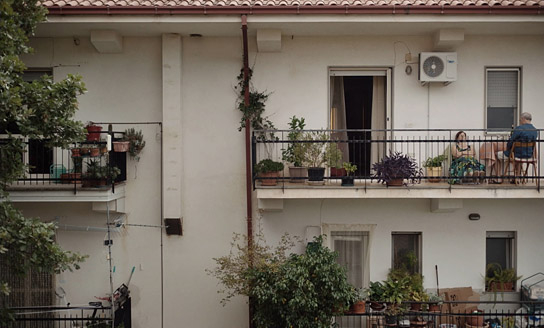 Emilia Pisano, Francesco Scarpelli (v.l.n.r.) in "Così Com'è - Wie es ist" (2025)